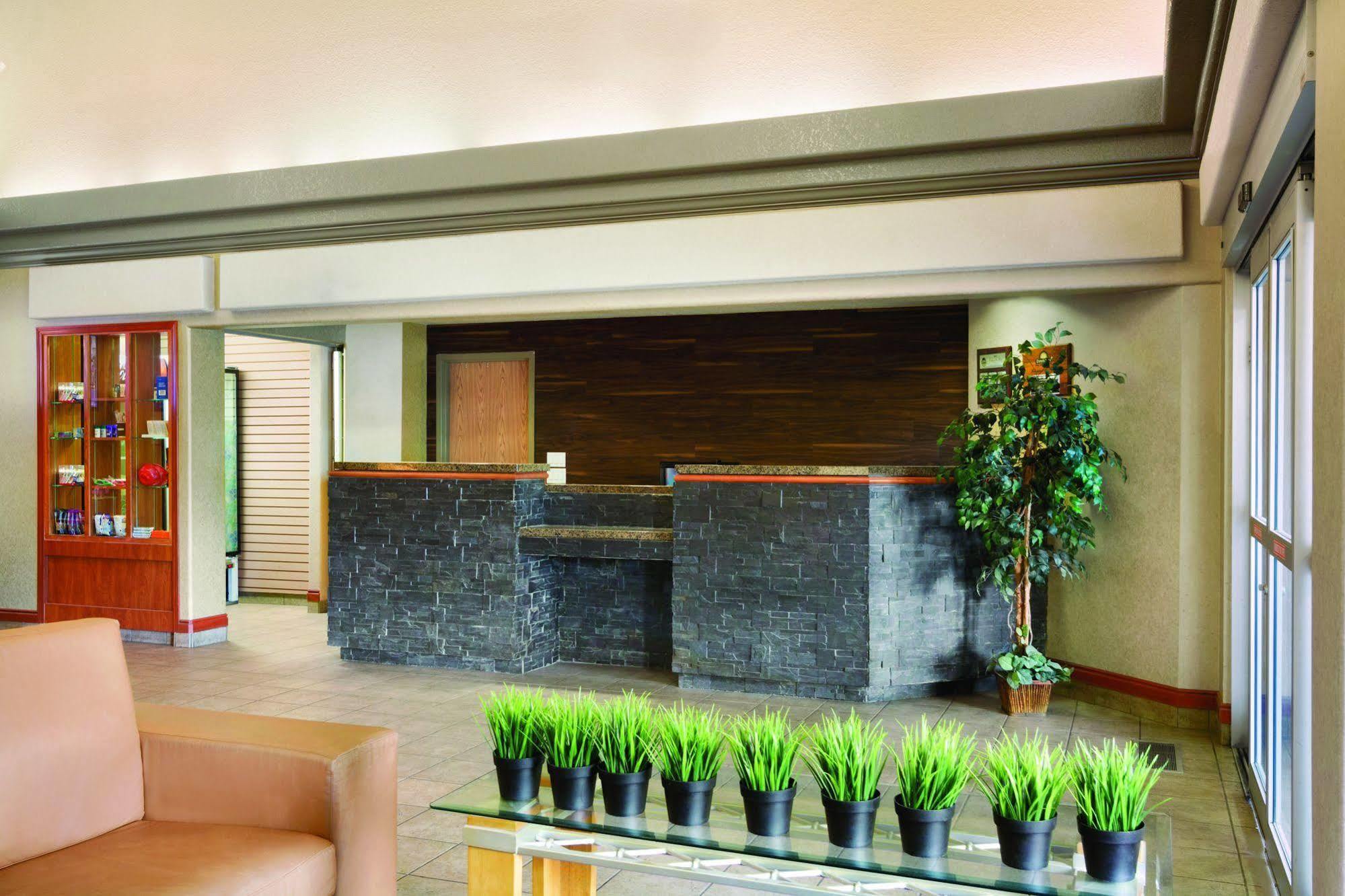 Days Inn By Wyndham Red Deer Kültér fotó